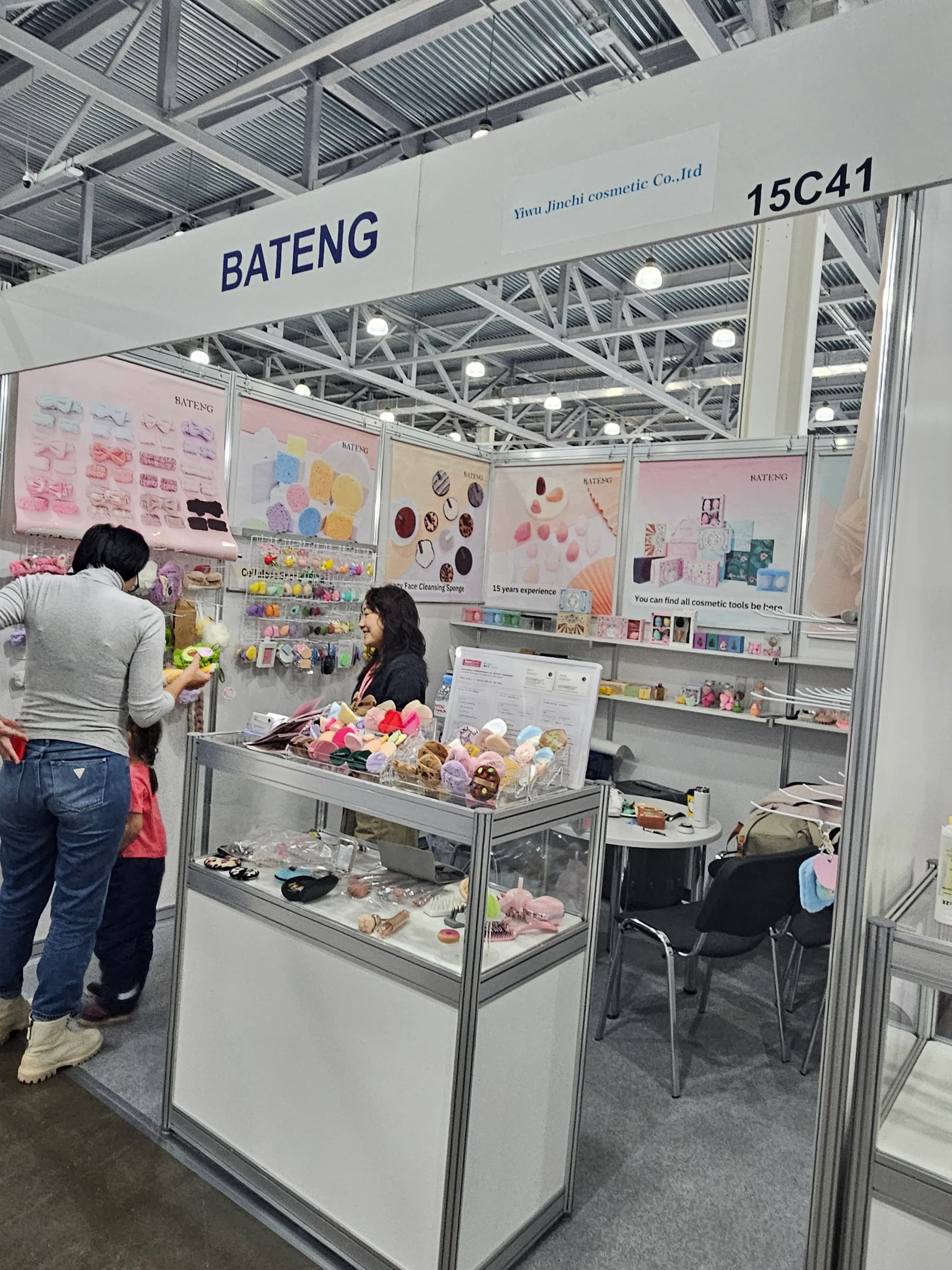 Посетители знакомятся с продукцией Bateng Beauty на InterCHARM Russia
